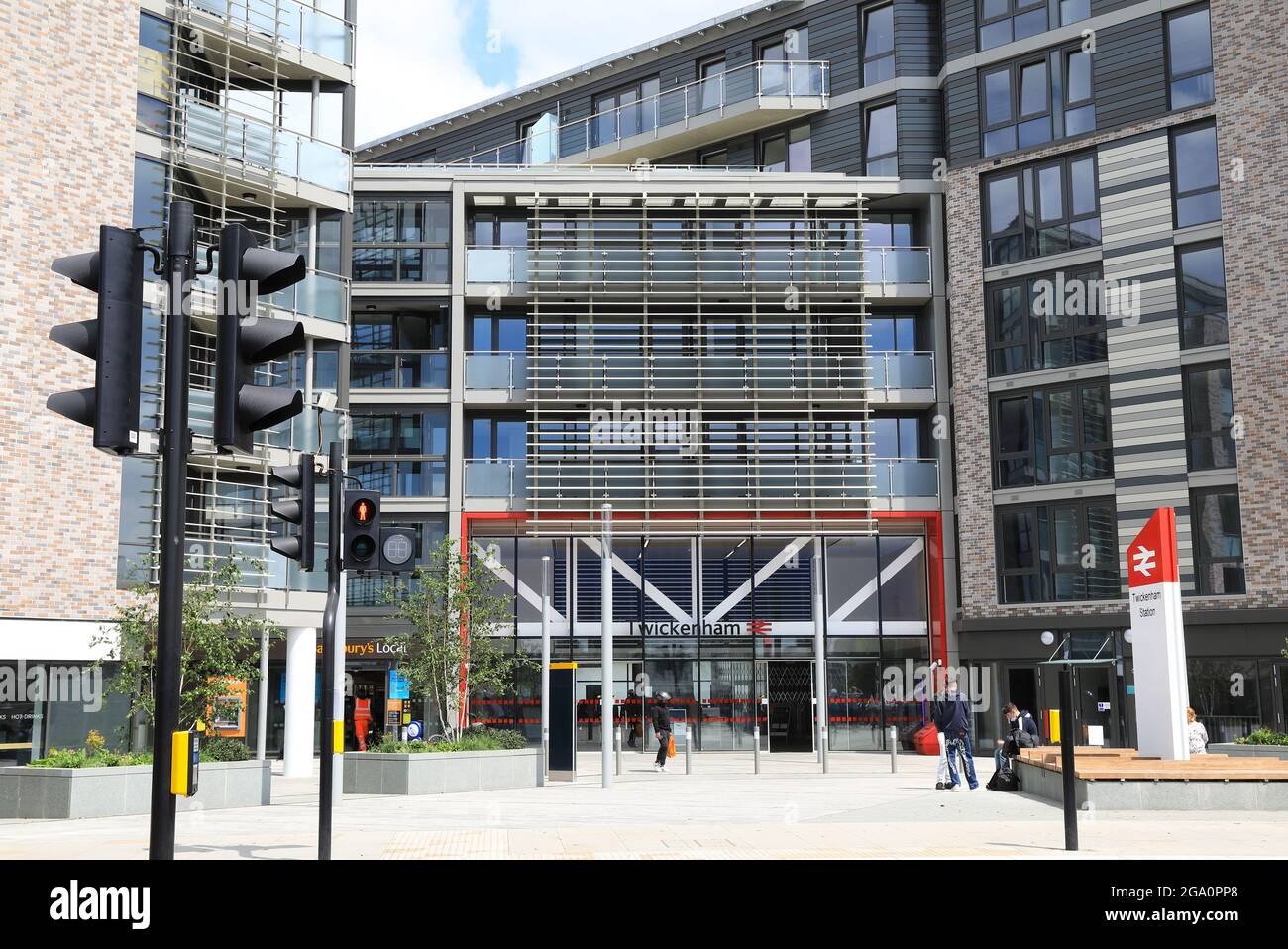 La nuova stazione ferroviaria NR Twickenham SW, su London Road, a ovest di Londra, Regno Unito Foto Stock