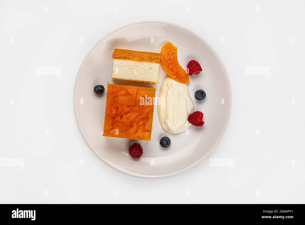 Ricci con gelatina e bacche su un piatto su sfondo isolato studio Foto Stock