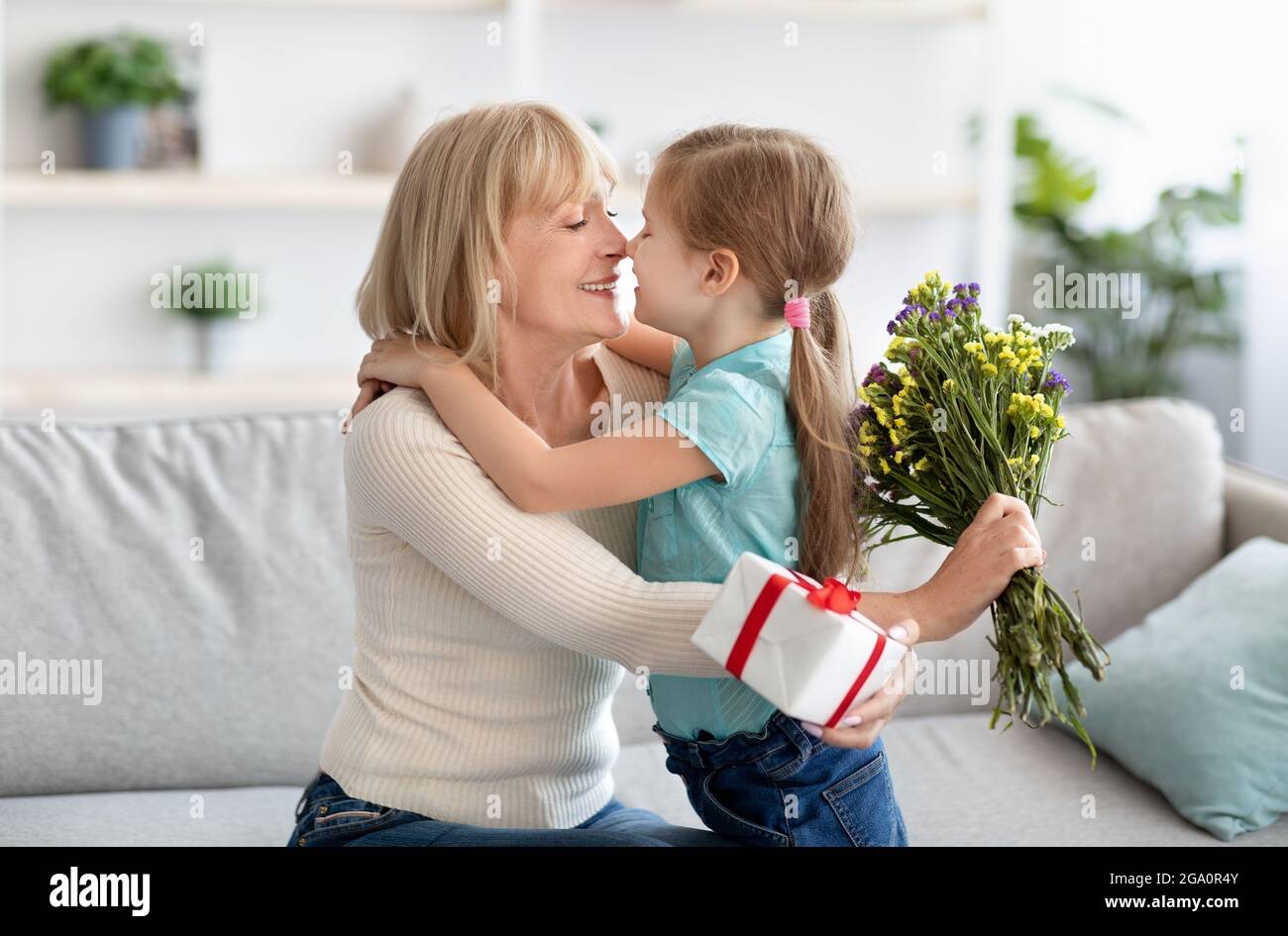 Bambina che festeggia la vacanza, salutando la nonna Foto Stock