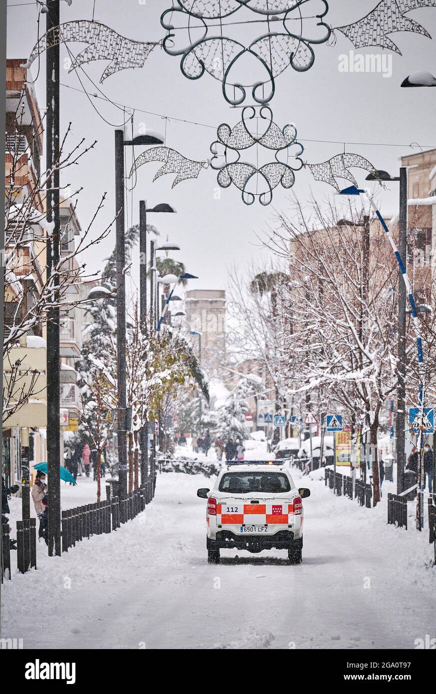 La pattuglia della protezione civile percorre le strade del centro durante Storm Filomena. Getafe. Comunità di Madrid. Spagna. Foto Stock