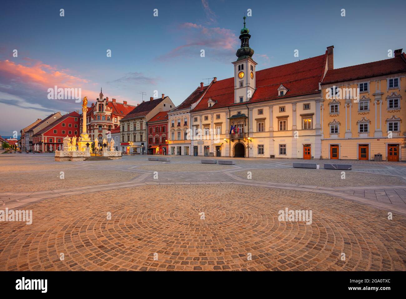 Maribor, Slovenia. Immagine del paesaggio urbano di Maribor, Slovenia con la piazza principale e il municipio all'alba estiva. Foto Stock