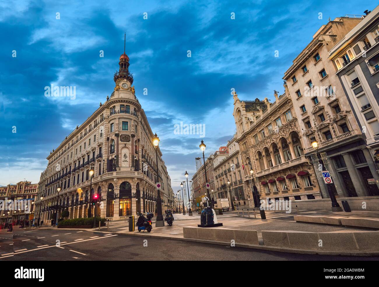 Four Seasons Hotel Madrid, un albergo di lusso situato in un punto di riferimento storico nel centro della città. Madrid. Spagna. Foto Stock