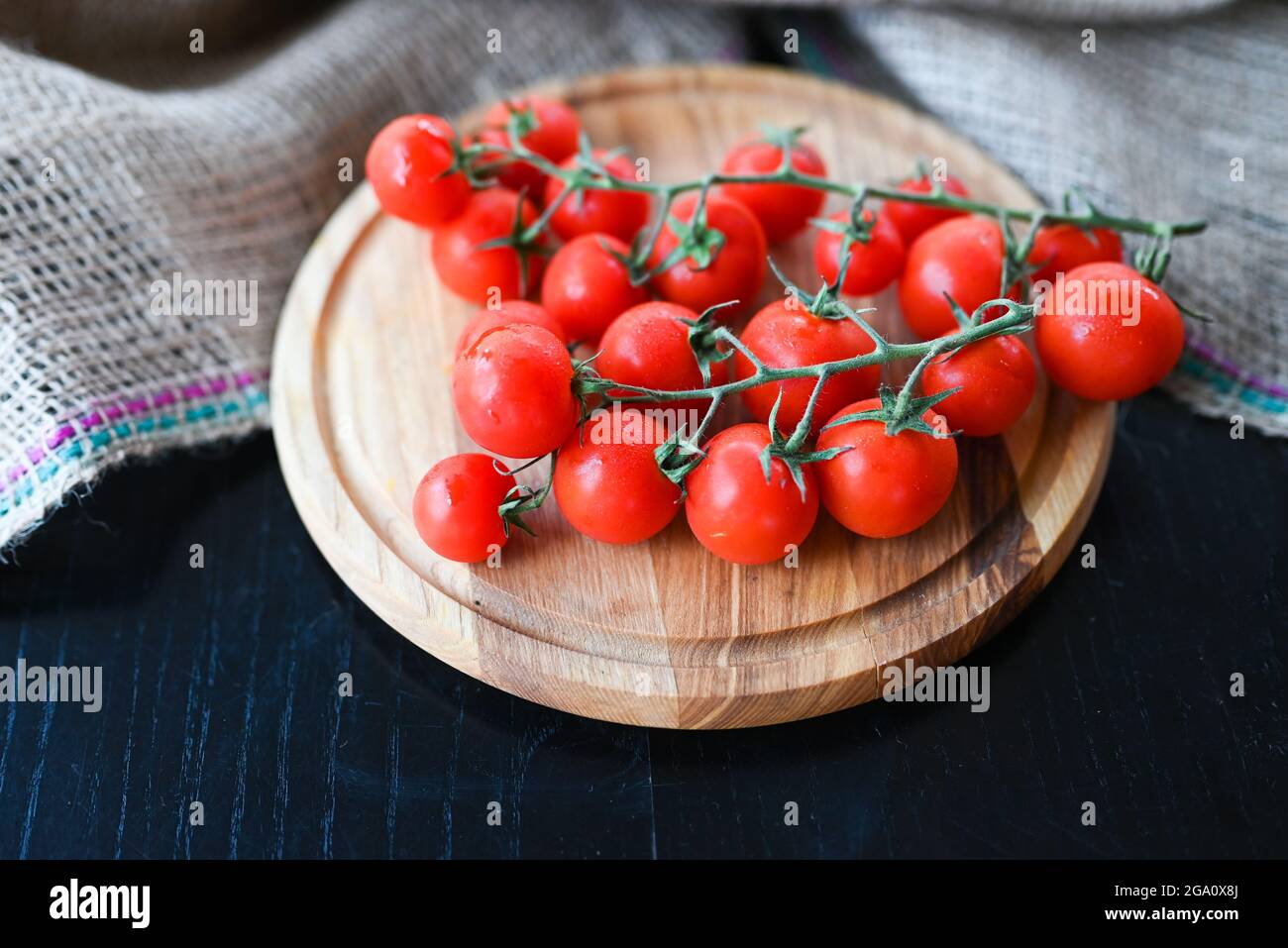 deliziosi pomodori ciliegini rossi di verdure su un ramo Foto Stock