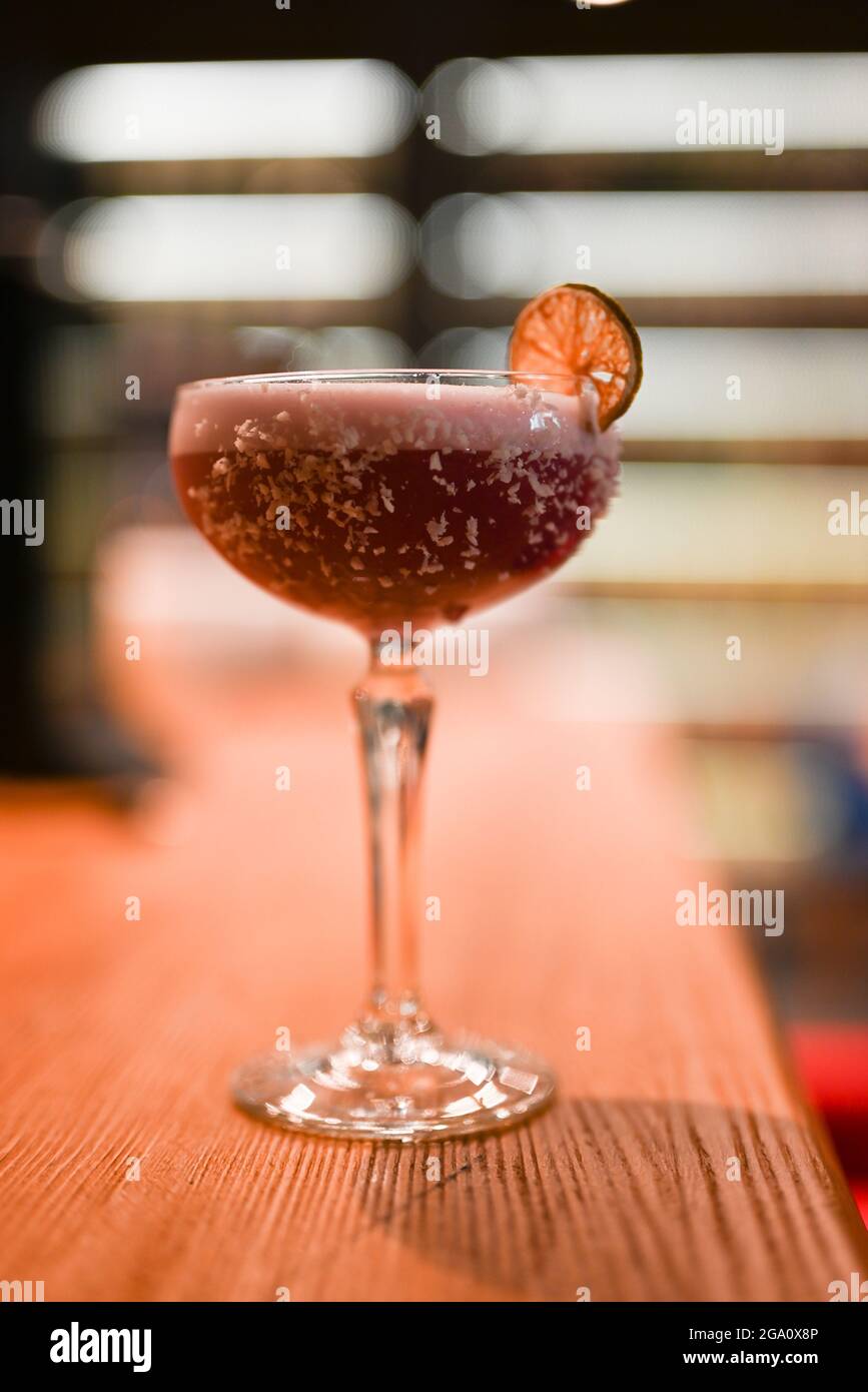 cocktail classico con decorazioni in lime sul bancone del bar del ristorante Foto Stock cocktail classico con decorazioni in lime sul bancone del bar del ristorante Foto Stock