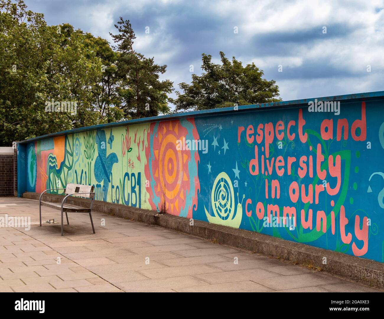 CAMBRIDGE ENGLAND MILL ROAD, IL PONTE DECORATO MILL ROAD E LA PANCHINA SUZY OAKES Foto Stock