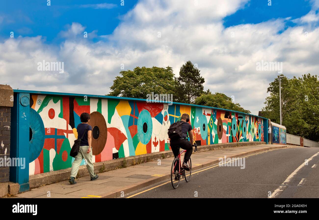 CAMBRIDGE ENGLAND MILL ROAD LA STRADA DEL MULINO DECORATO BRIDGE CON CICLISTA E UN PEDONALE Foto Stock