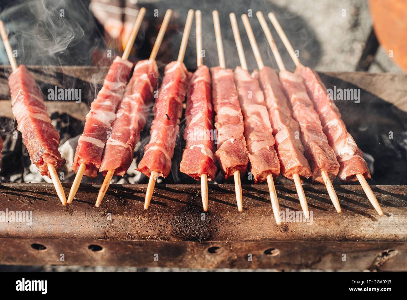 Arrosticini, un tradizionale spiedino di pecora abruzzese, italia Foto  stock - Alamy