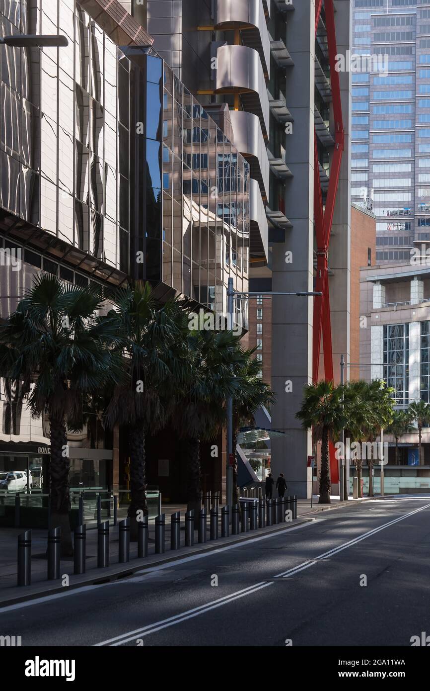 Sydney, Australia. Mercoledì, 28th luglio 2021. Il quartiere centrale degli affari di Sydney, che guarda molto deserte, mentre i casi quotidiani di Covid-19 continuano ad aumentare. In una conferenza stampa di oggi è stato annunciato che le restrizioni di blocco per la Grande Sydney sono state prorogate di quattro settimane fino all'agosto 28th a causa della diffusione della variante Delta. Credit: Paul Lovelace/Alamy Live News Foto Stock