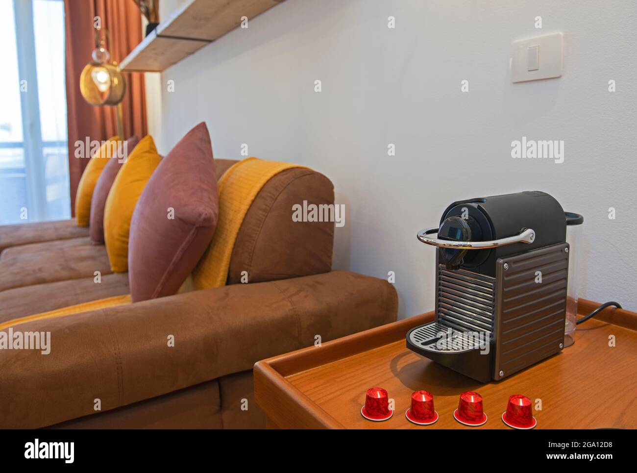 Area soggiorno nel lussuoso appartamento show home con arredamento di design interno e macchina per caffè espresso Foto Stock