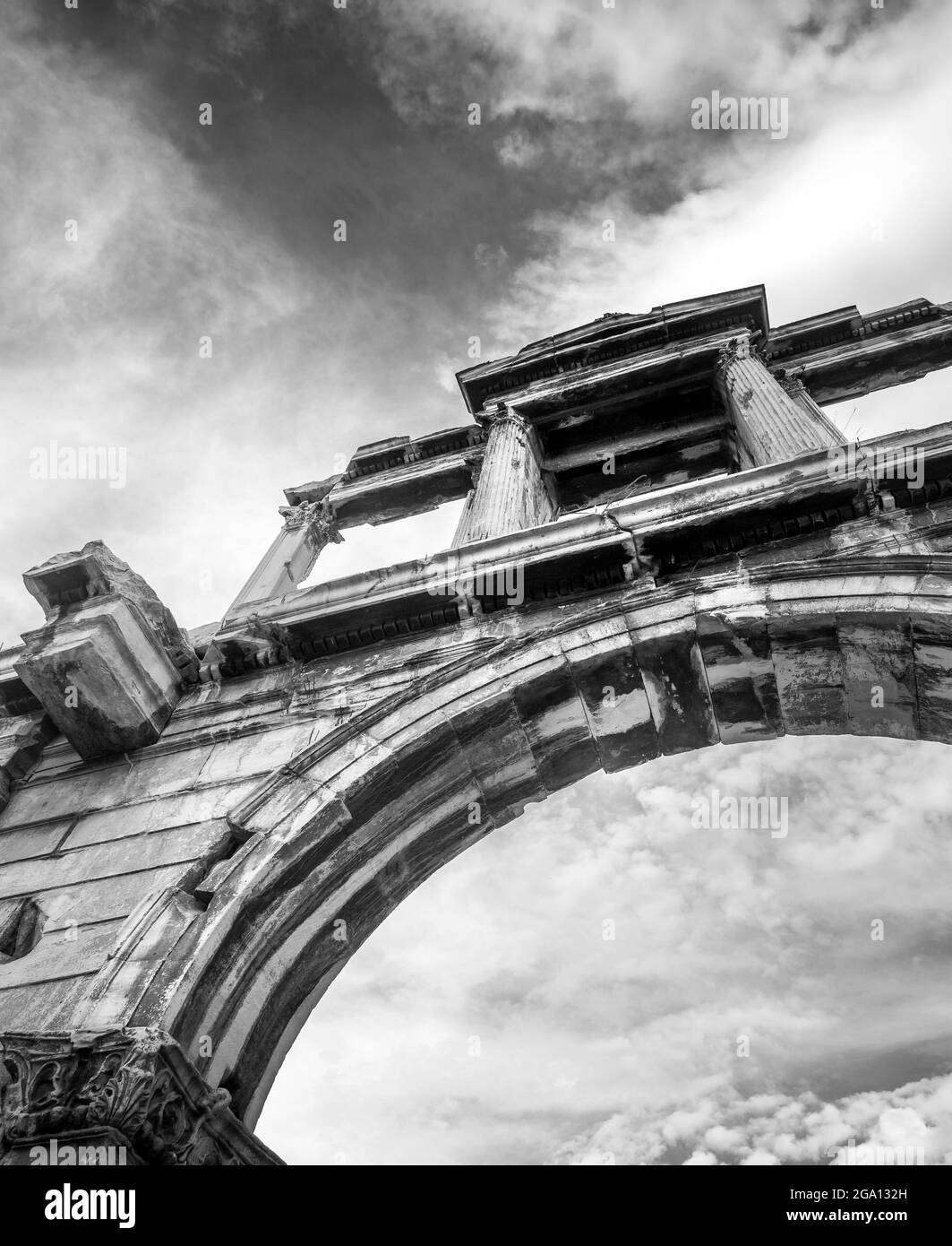 L'Arco di Adriano, una porta monumentale che assomiglia ad un arco trionfale romano. Ha attraversato l'ingresso ad Atene dai tempi dell'imperatore romano Adriano Foto Stock