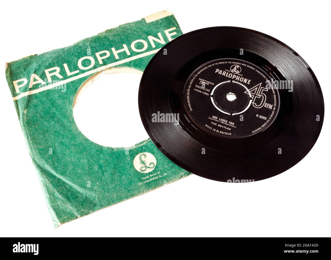 Un disco in vinile singolo da 7' 45rpm di 'She Loves You' dei Beatles con custodia originale Parlophone, isolata su sfondo bianco, con tracciato di ritaglio Foto Stock
