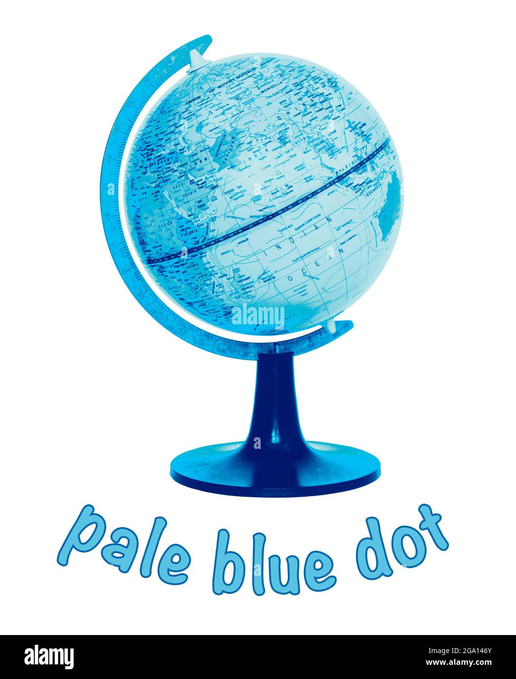 Immagine concettuale di un piccolo globo del mondo e la didascalia 'Pale Blue Dot' su sfondo bianco Foto Stock