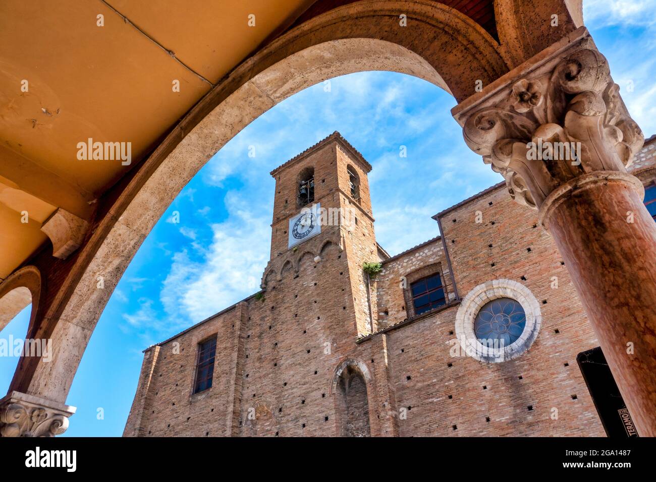 Particolare del lato della Chiesa di Sant'Antonio visto dai Portici Savini, Teramo, Italia, Foto Stock