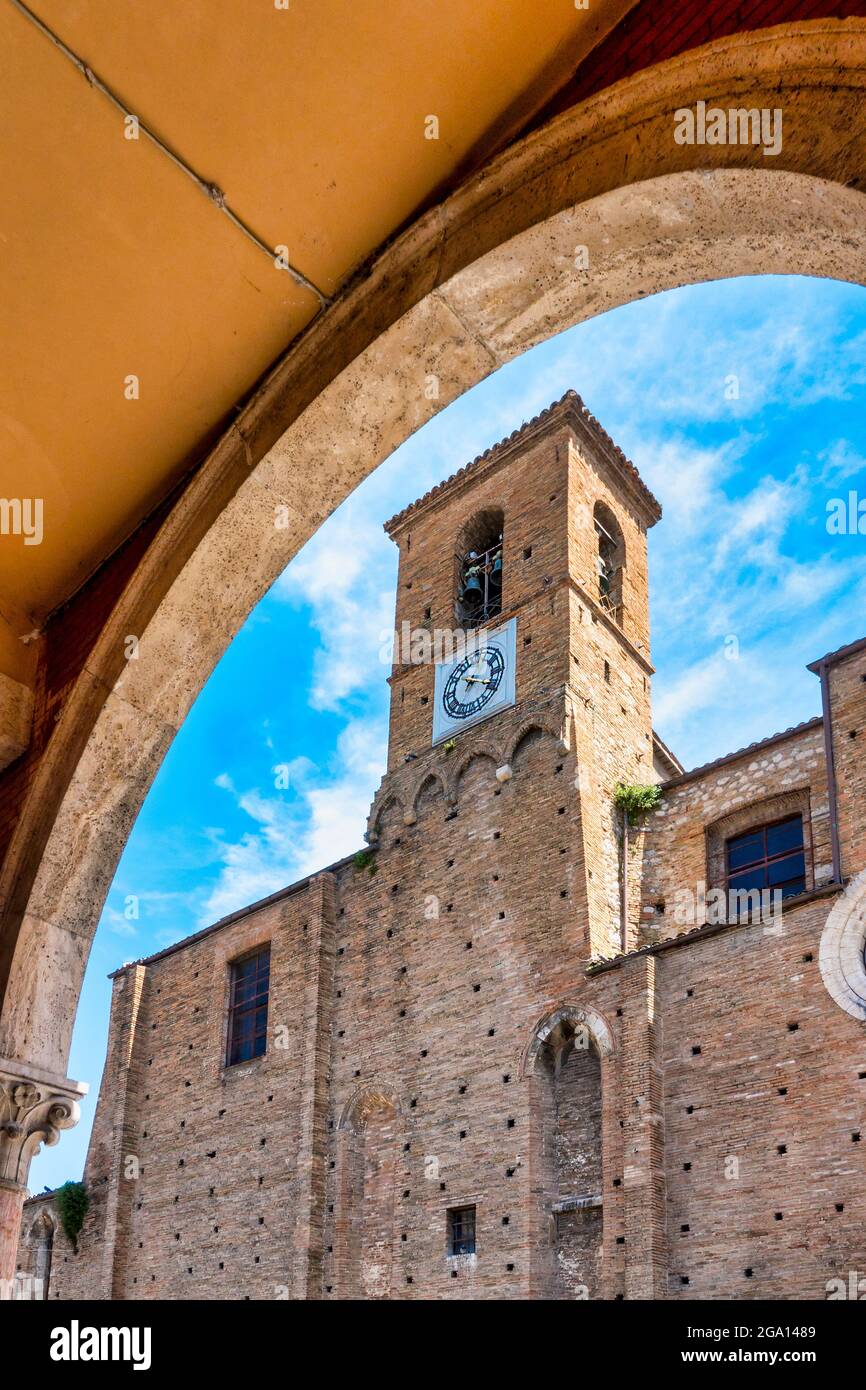 Particolare del lato della Chiesa di Sant'Antonio visto dai Portici Savini, Teramo, Italia, Foto Stock