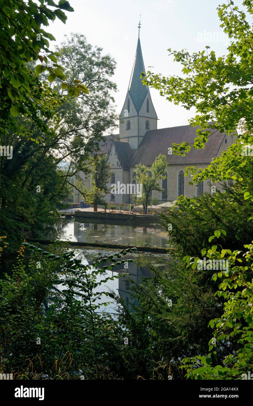 Abbazia di Blaubeuren: chiesa che riflette a Blautopf, distretto di Alb-Donau, Baden-Württemberg, Germania Foto Stock