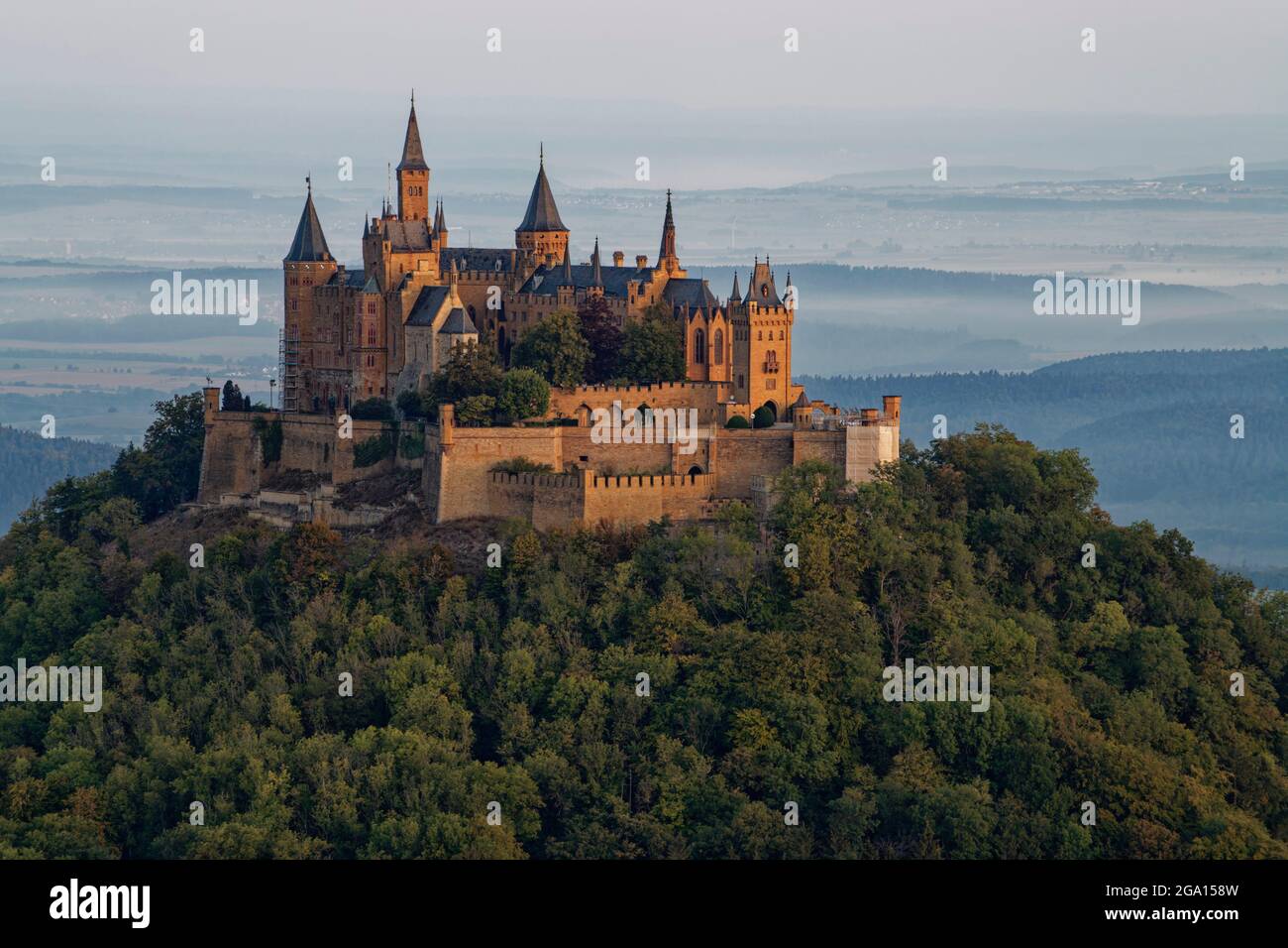 Vista dal Corno di Zeller (vicino a Onstmettingen) sul castello di Hohenzollern, Alpi Sveve, distretto di Zollernalb, Baden-Württemberg, Germania Foto Stock