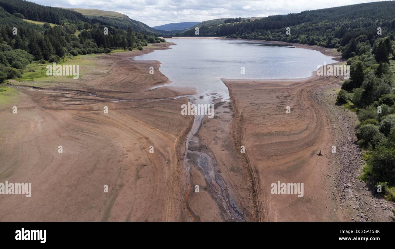 Lago artificiale di Llwyn Onn, Merthyr Tydfil, Galles del Sud. 28 luglio 2021. I livelli dell'acqua rimangono bassi nel serbatoio dopo l'onda di calore. Credit: Andrew Bartlett/Alamy Live News. Foto Stock
