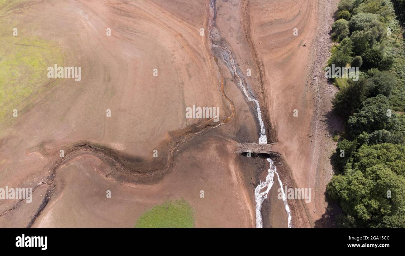 Lago artificiale di Llwyn Onn, Merthyr Tydfil, Galles del Sud. 28 luglio 2021. I livelli dell'acqua rimangono bassi nel serbatoio dopo l'onda di calore. Credit: Andrew Bartlett/Alamy Live News. Foto Stock