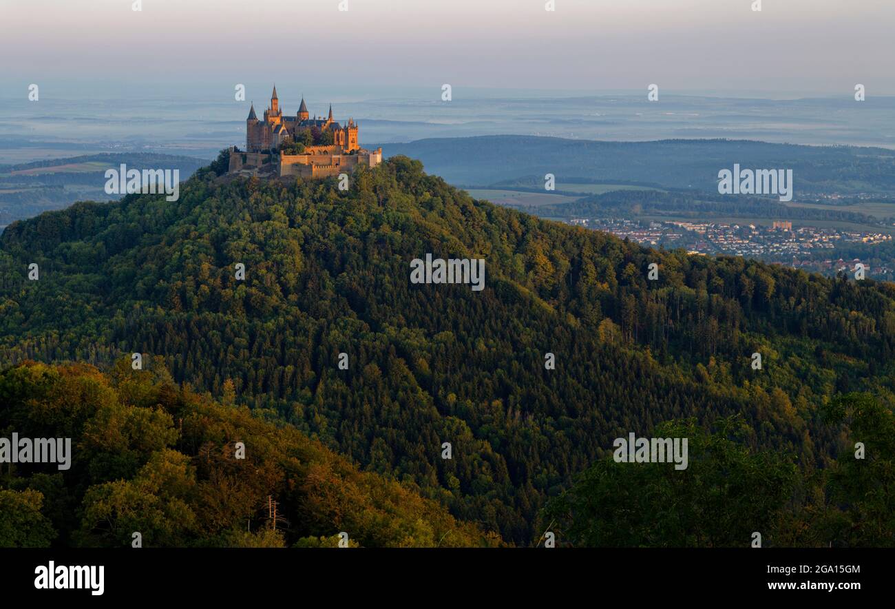 Vista dal Corno di Zeller (vicino a Onstmettingen) sul castello di Hohenzollern, Alpi Sveve, distretto di Zollernalb, Baden-Württemberg, Germania Foto Stock