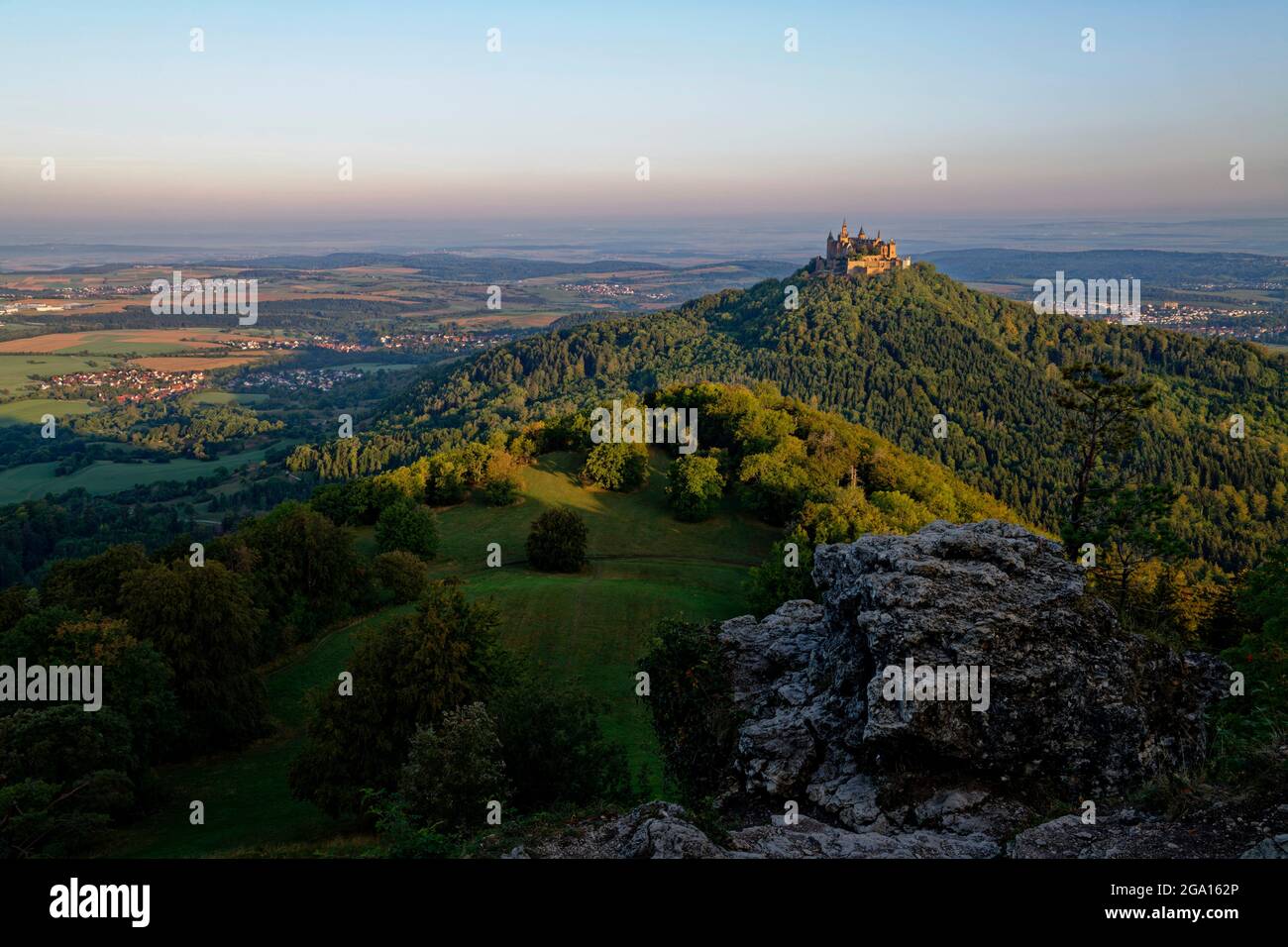 Vista dal Corno di Zeller (vicino a Onstmettingen) sul castello di Hohenzollern, Alpi Sveve, distretto di Zollernalb, Baden-Württemberg, Germania Foto Stock
