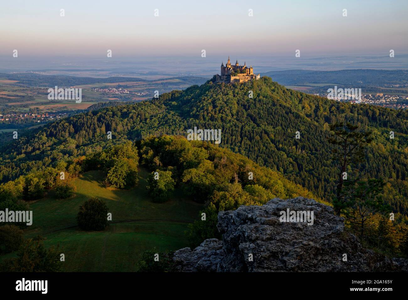 Vista dal Corno di Zeller (vicino a Onstmettingen) sul castello di Hohenzollern, Alpi Sveve, distretto di Zollernalb, Baden-Württemberg, Germania Foto Stock
