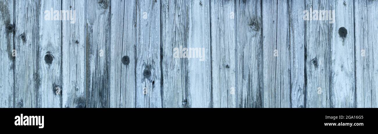 Vecchio muro di legno bluastro fatto di assi verticali fessurati Foto Stock Vecchio muro di legno bluastro fatto di assi verticali fessurati Foto Stock