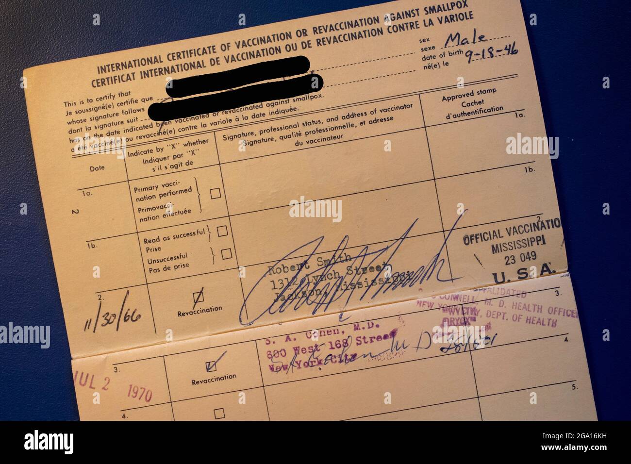 Una pagina interna dei certificati internazionali di vaccinazione (passaporto di vaccinazione) dell'Organizzazione mondiale della sanità documenta il vaiolo di un viaggiatore v Foto Stock