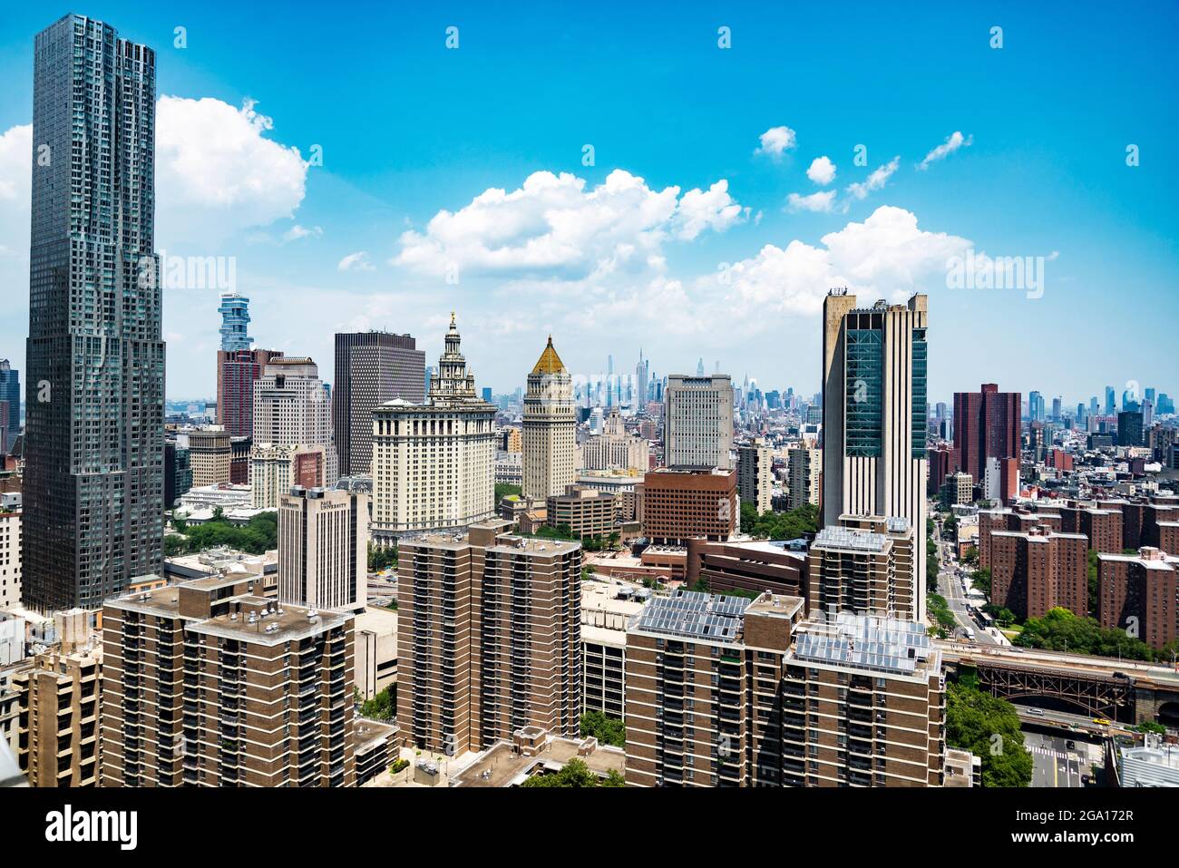 Vista dello skyline di New York City Lower Manhattan con grattacieli e cielo blu durante il giorno, Stati Uniti Foto Stock