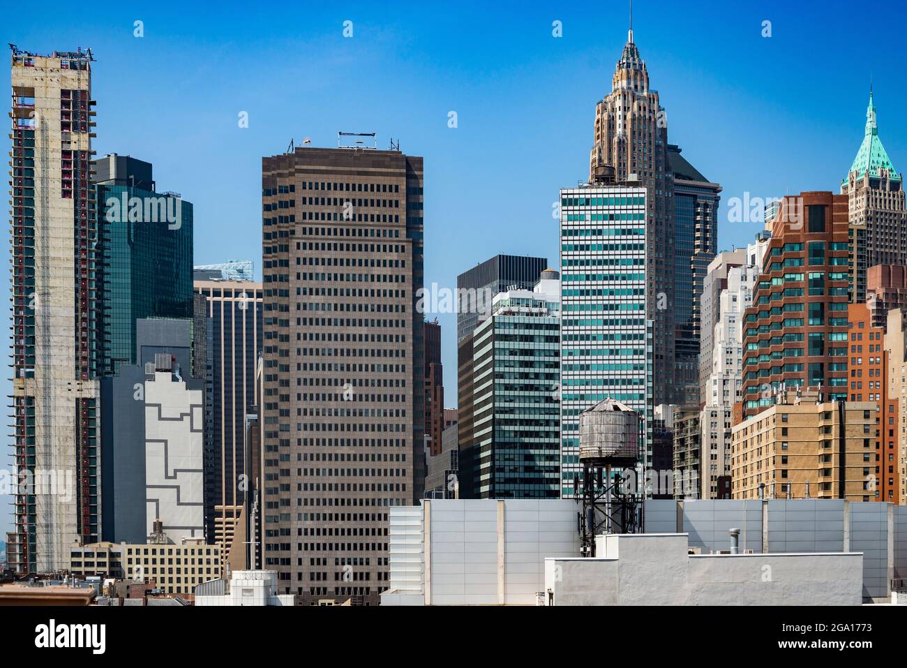 Vista dello skyline di New York City Lower Manhattan con grattacieli e cielo blu durante il giorno, Stati Uniti Foto Stock