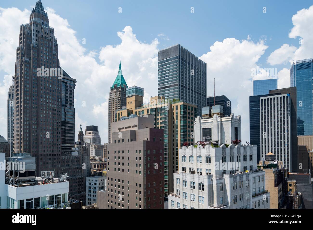 Vista dello skyline di New York City Lower Manhattan con grattacieli e cielo blu durante il giorno. Foto Stock
