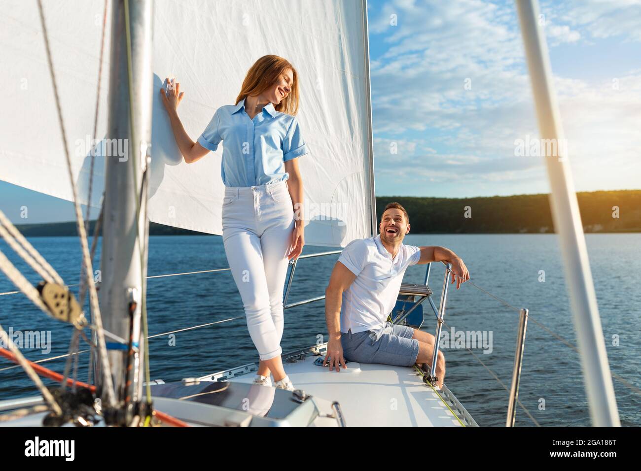 Gioiosa coppia vela divertirsi in Yacht godendo di una vacanza estiva Foto Stock
