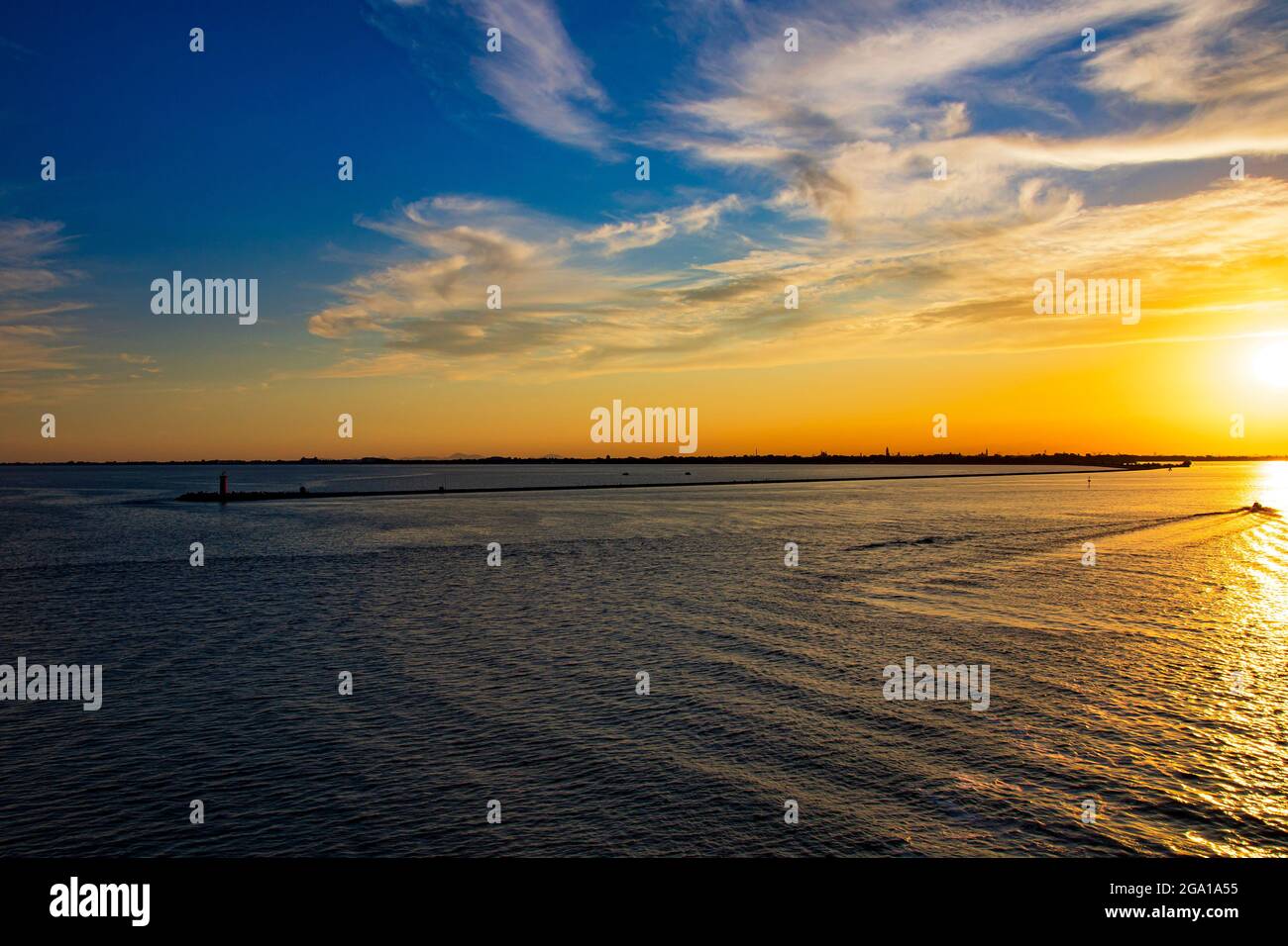 Tramonto sul Mar Mediterraneo Foto Stock