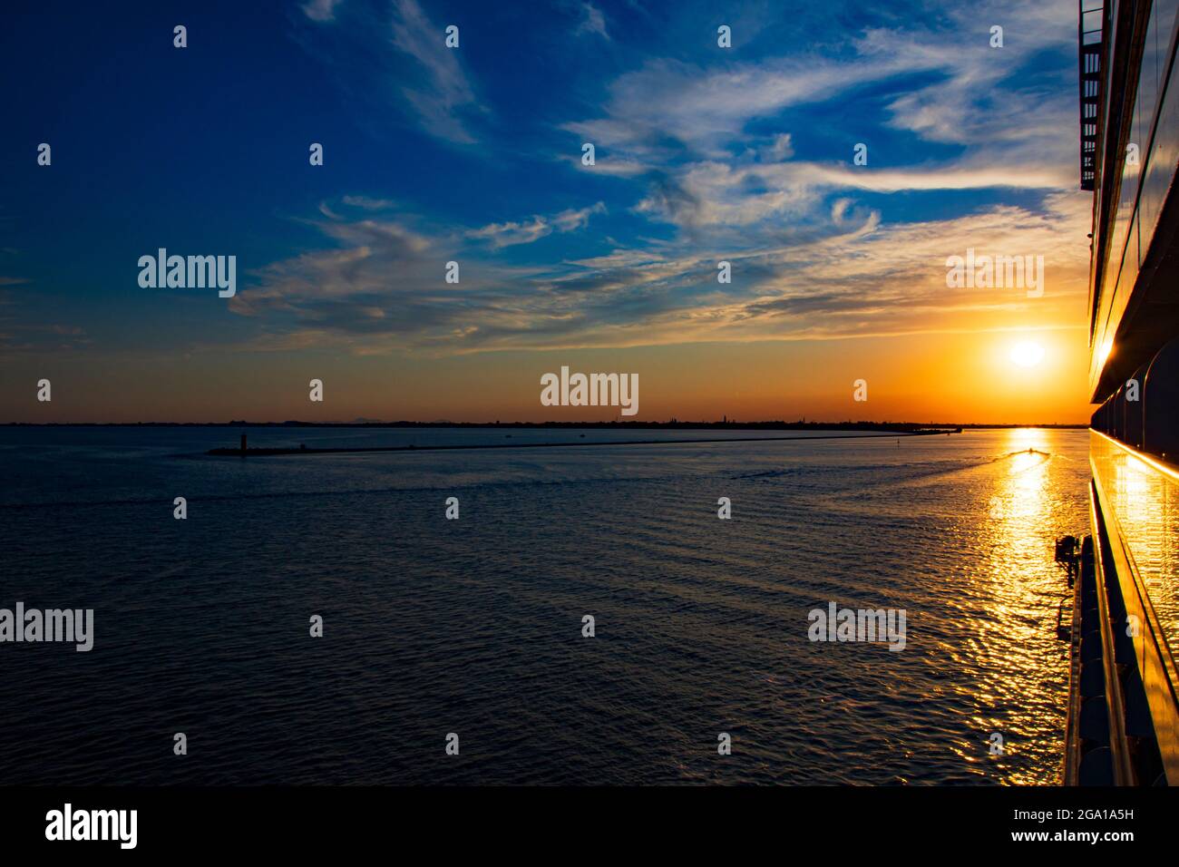 Tramonto sul Mar Mediterraneo Foto Stock