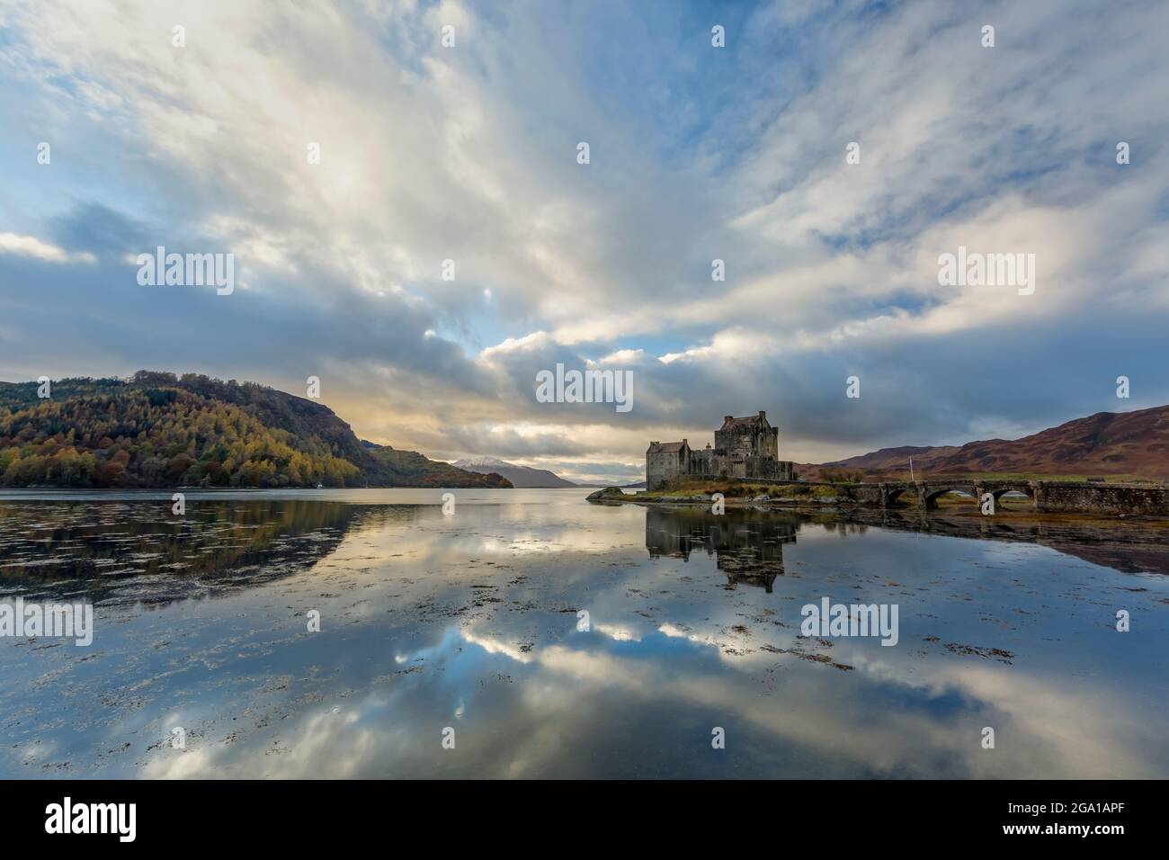 Nuvole drammatiche sul Castello di Eilean Donan, Dornie, Kyle of Lochalsh; Scozia Foto Stock