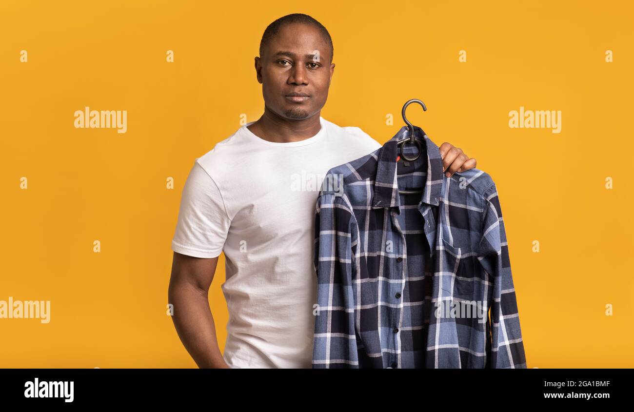 Vestiti nuovi, annuncio, consiglio da professionista o blogger Foto Stock