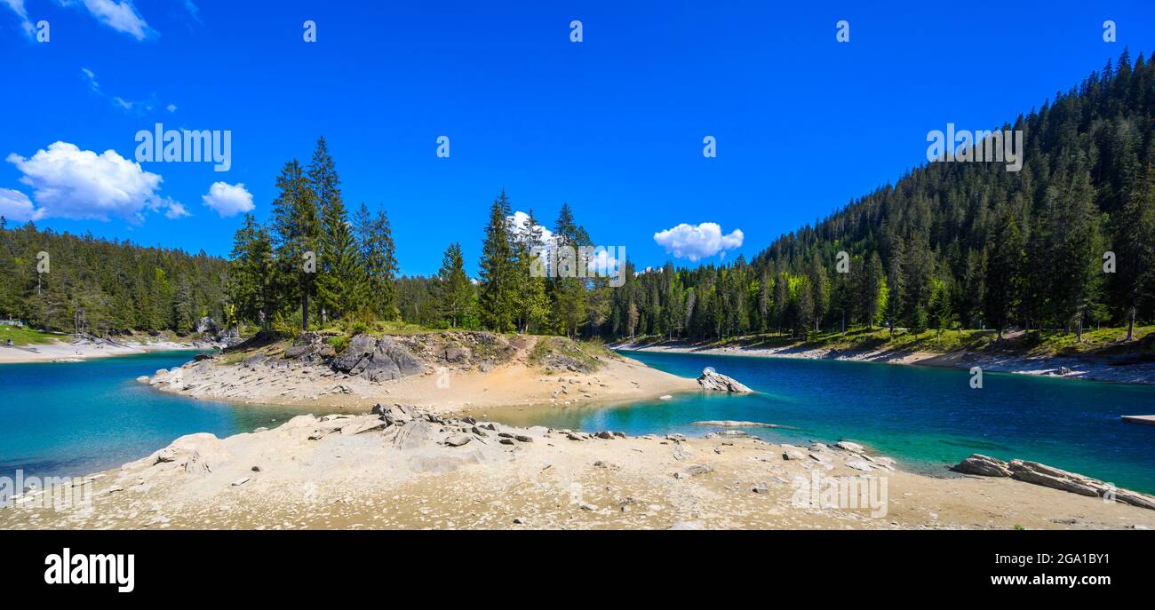 Piccola isola nel mezzo del Lago Cauma (Caumasee) con acque cristalline in uno splendido paesaggio montano a Flims, Graubuenden - Svizzeran Foto Stock