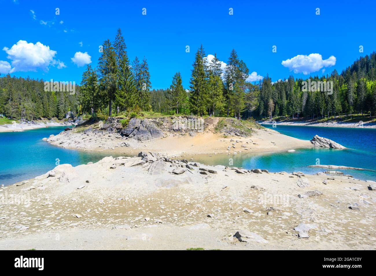 Piccola isola nel mezzo del Lago Cauma (Caumasee) con acque cristalline in uno splendido paesaggio montano a Flims, Graubuenden - Svizzeran Foto Stock