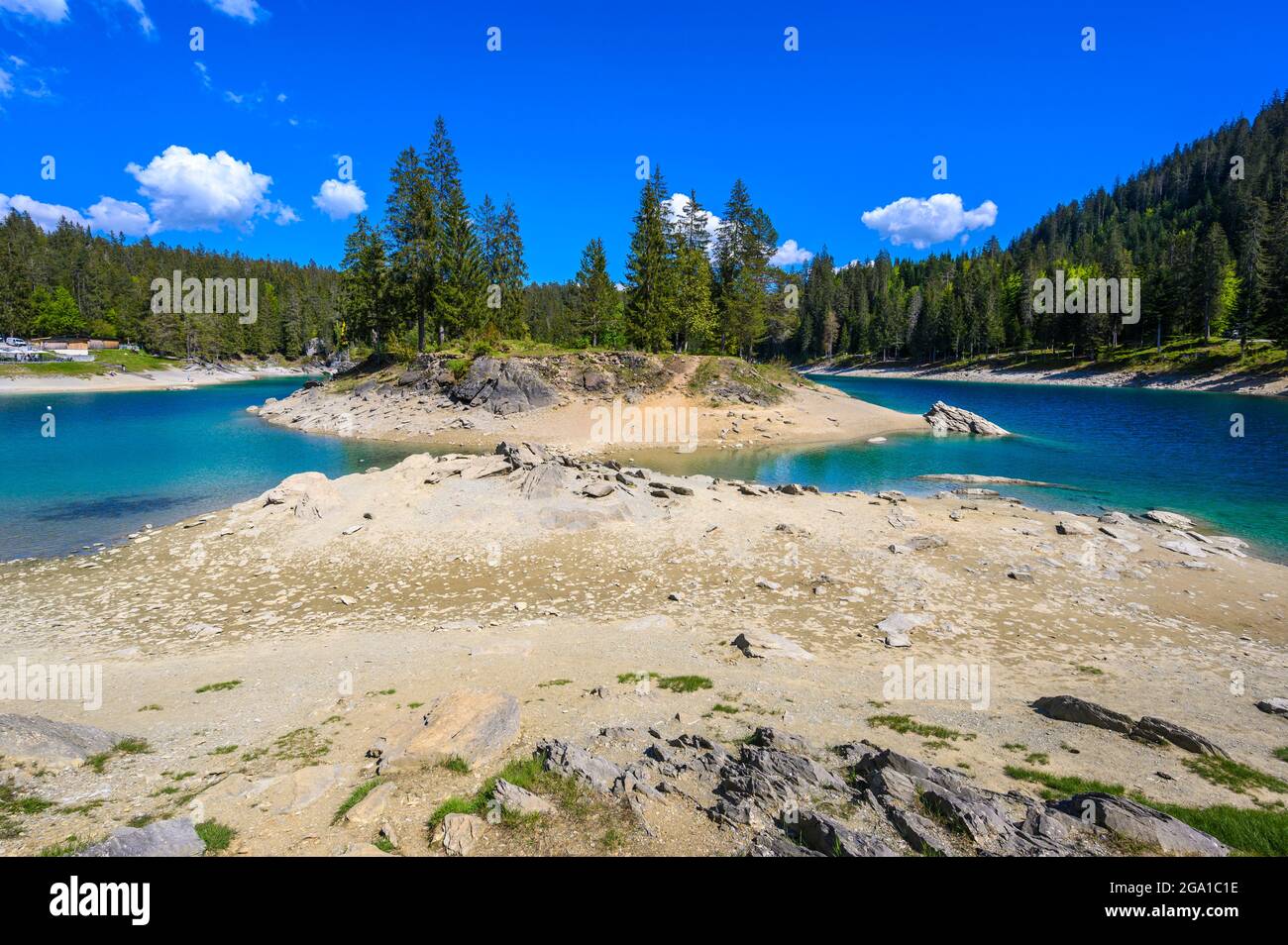 Piccola isola nel mezzo del Lago Cauma (Caumasee) con acque cristalline in uno splendido paesaggio montano a Flims, Graubuenden - Svizzeran Foto Stock