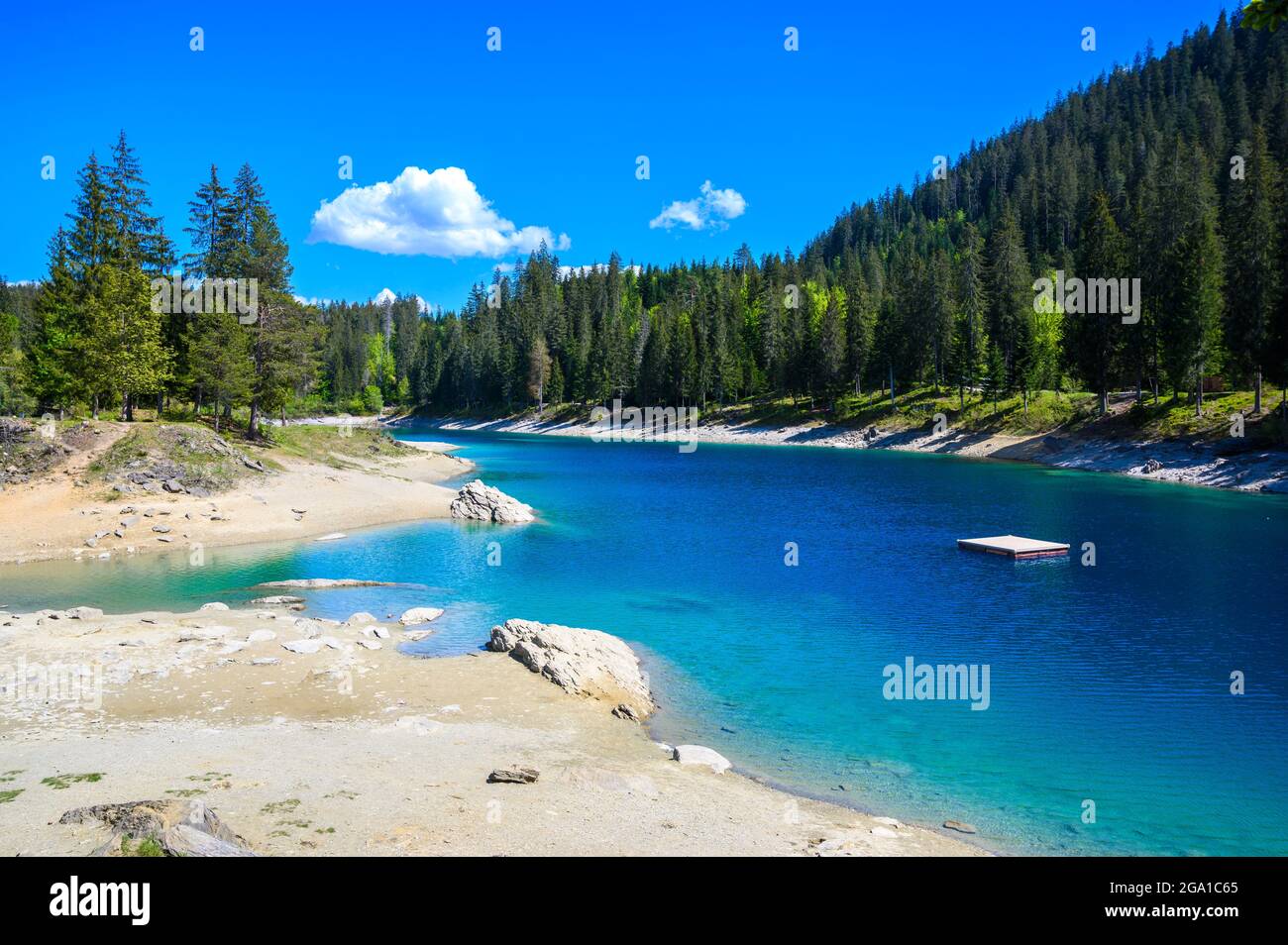 Piccola isola nel mezzo del Lago Cauma (Caumasee) con acque cristalline in uno splendido paesaggio montano a Flims, Graubuenden - Svizzeran Foto Stock