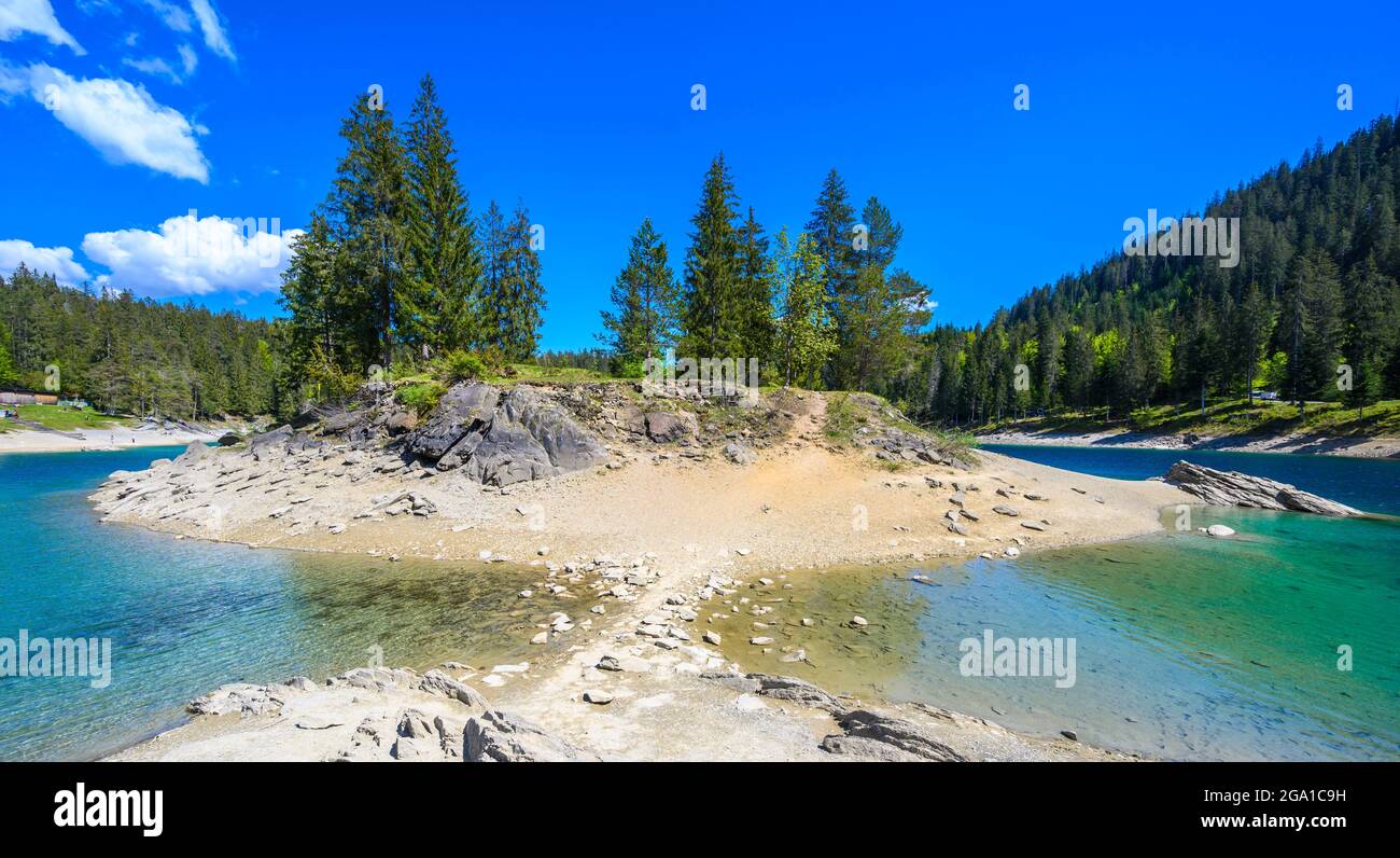 Piccola isola nel mezzo del Lago Cauma (Caumasee) con acque cristalline in uno splendido paesaggio montano a Flims, Graubuenden - Svizzeran Foto Stock