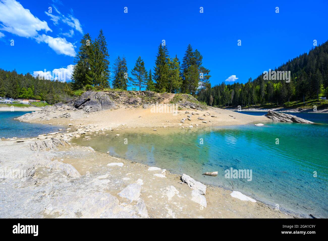 Piccola isola nel mezzo del Lago Cauma (Caumasee) con acque cristalline in uno splendido paesaggio montano a Flims, Graubuenden - Svizzeran Foto Stock
