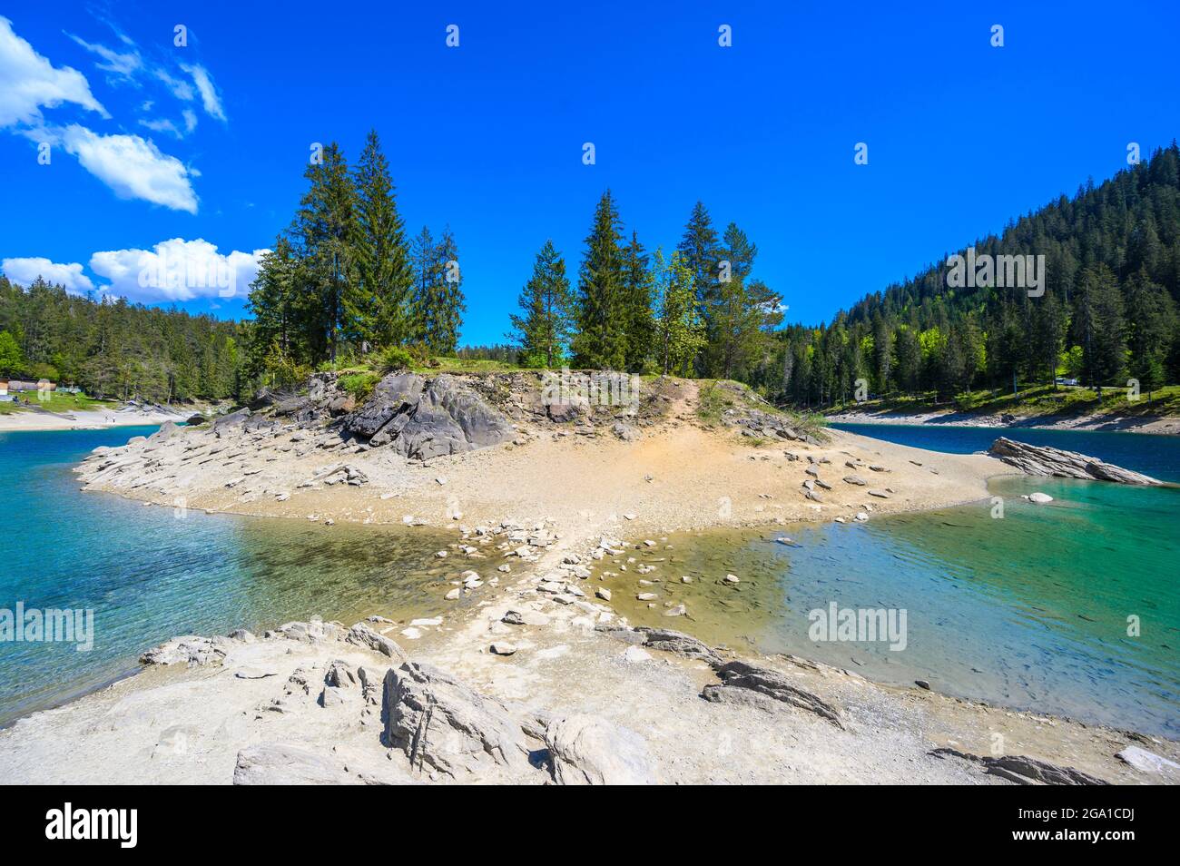 Piccola isola nel mezzo del Lago Cauma (Caumasee) con acque cristalline in uno splendido paesaggio montano a Flims, Graubuenden - Svizzeran Foto Stock