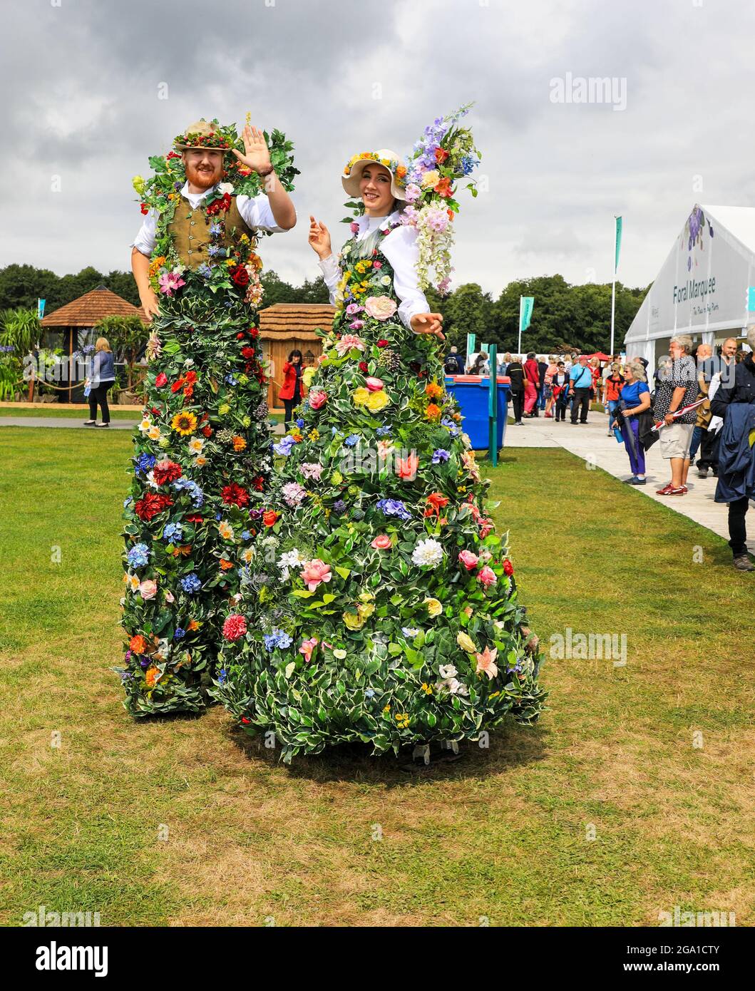 Un uomo e una donna su palafitte ricoperte di fiori al Tatton Flower Show, Tatton Park, Cheshire, Inghilterra, UK Foto Stock