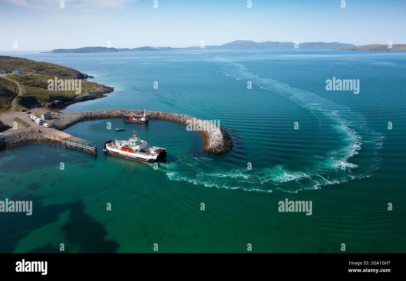 Il traghetto Caledonian Macbrayne arriva al porto sull'isola di Eriskay da barra nelle Ebridi esterne, Scozia, Regno Unito Foto Stock