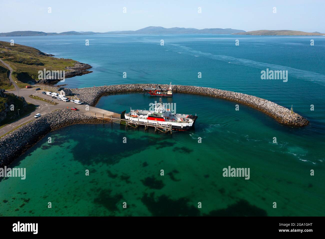 Il traghetto Caledonian Macbrayne arriva al porto sull'isola di Eriskay da barra nelle Ebridi esterne, Scozia, Regno Unito Foto Stock