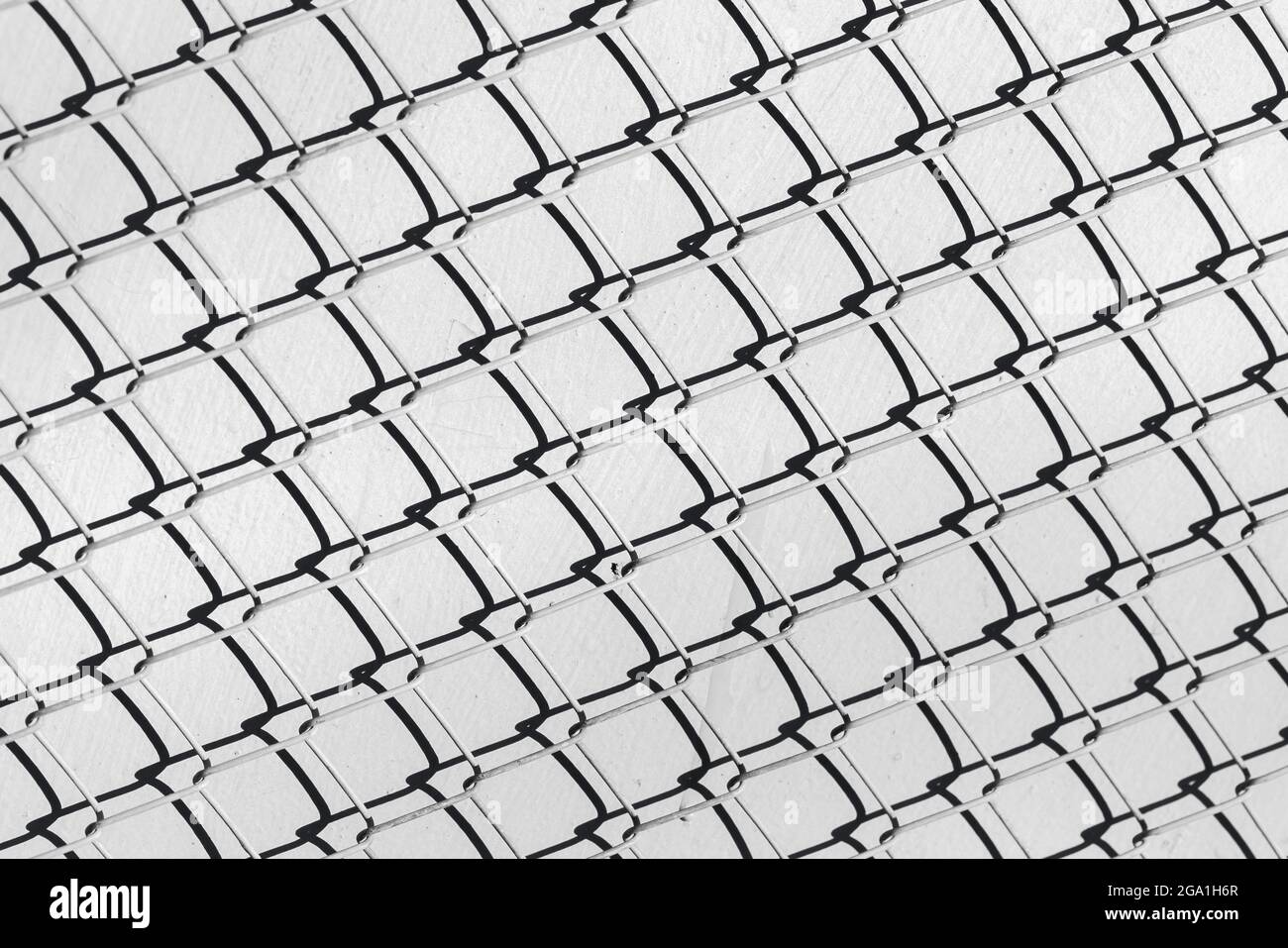 Recinzione gabbia Rabitz copre parete in cemento grigio, sfondo industriale foto texture Foto Stock