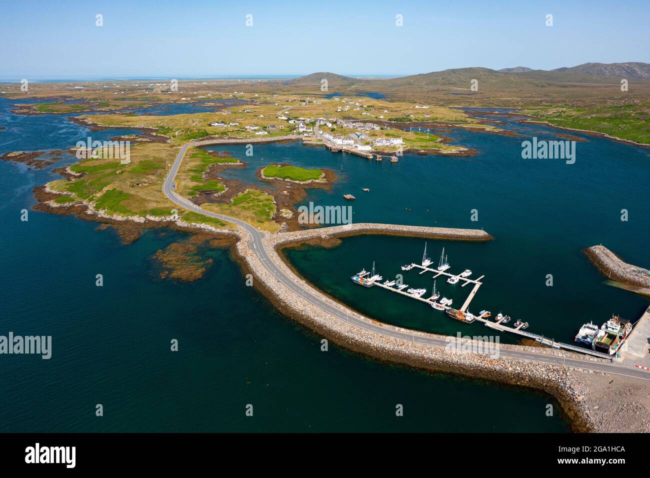 Vista aerea dal drone del porto e del villaggio a Lochboisdale sull'isola di Uist del sud nelle Ebridi esterne, Scozia, Regno Unito Foto Stock