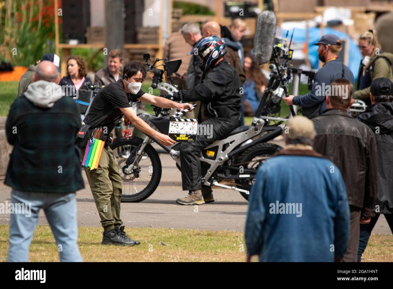 Glasgow, Scozia, Regno Unito. 28 luglio 2021. NELLA FOTO: Scene del nuovo film The Flash che mostra una scena di mercato con un'auto umile si schianta attraverso una fontana sul set del film nel centro di Glasgow City Centre. Il nuovo campione d'incassi di Hollywood ha scelto il Glasgow City Centre per i suoi edifici dall'aspetto americano. Credit: Colin Fisher/Alamy Live News Foto Stock