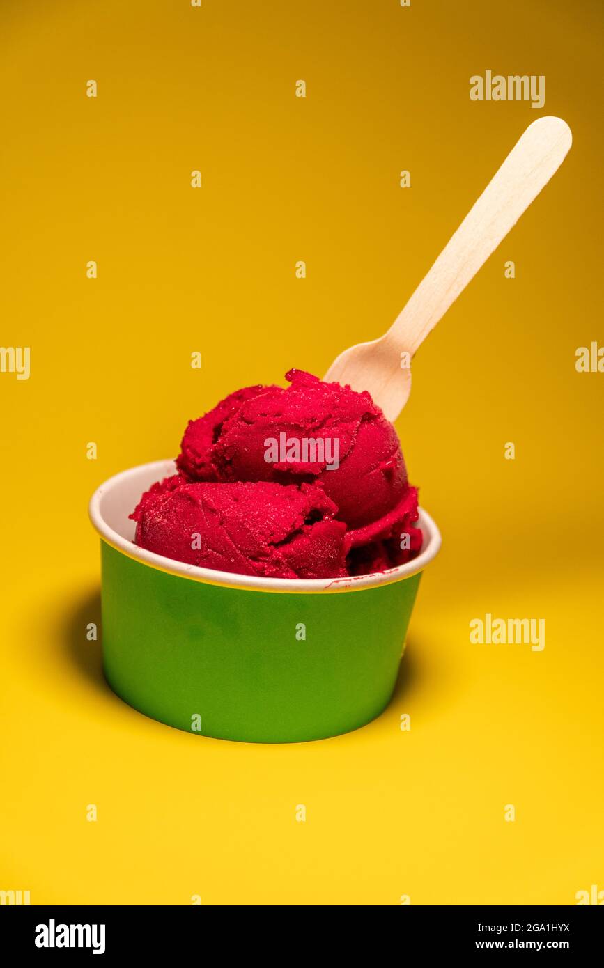 Sorbetto Rosso profondo Berry sfondo giallo Coppa Verde Foto Stock