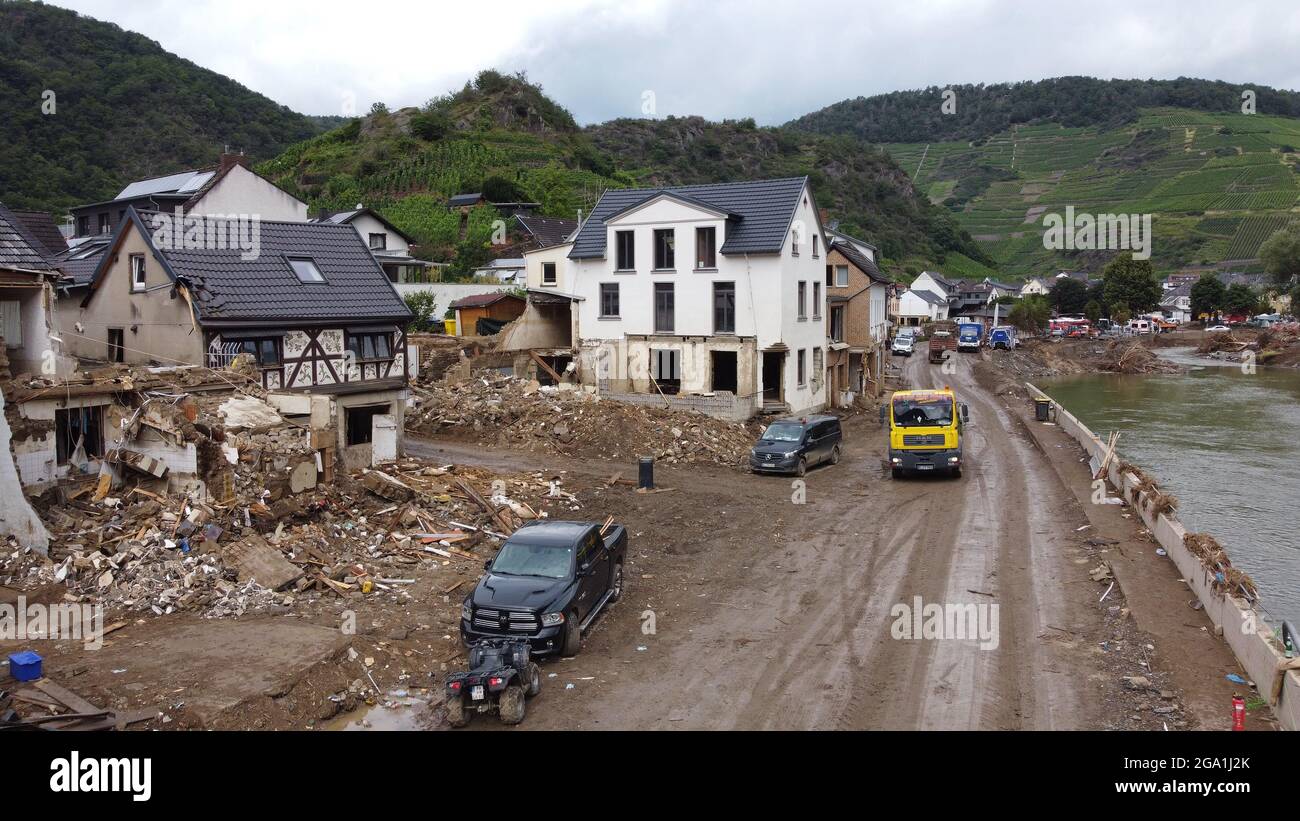 28 luglio 2021, Renania-Palatinato, Mayschoß: Numerose case sono completamente distrutte dopo il disastro alluvionale. Per giorni gli abitanti di Mayschoß sull'Ahr sono stati tagliati fuori dal mondo esterno dopo il disastro dell'alluvione. (A dpa 'tutto per tutti: Come un villaggio si è combattuto dal fango') Foto: Thomas Frey/dpa Foto Stock